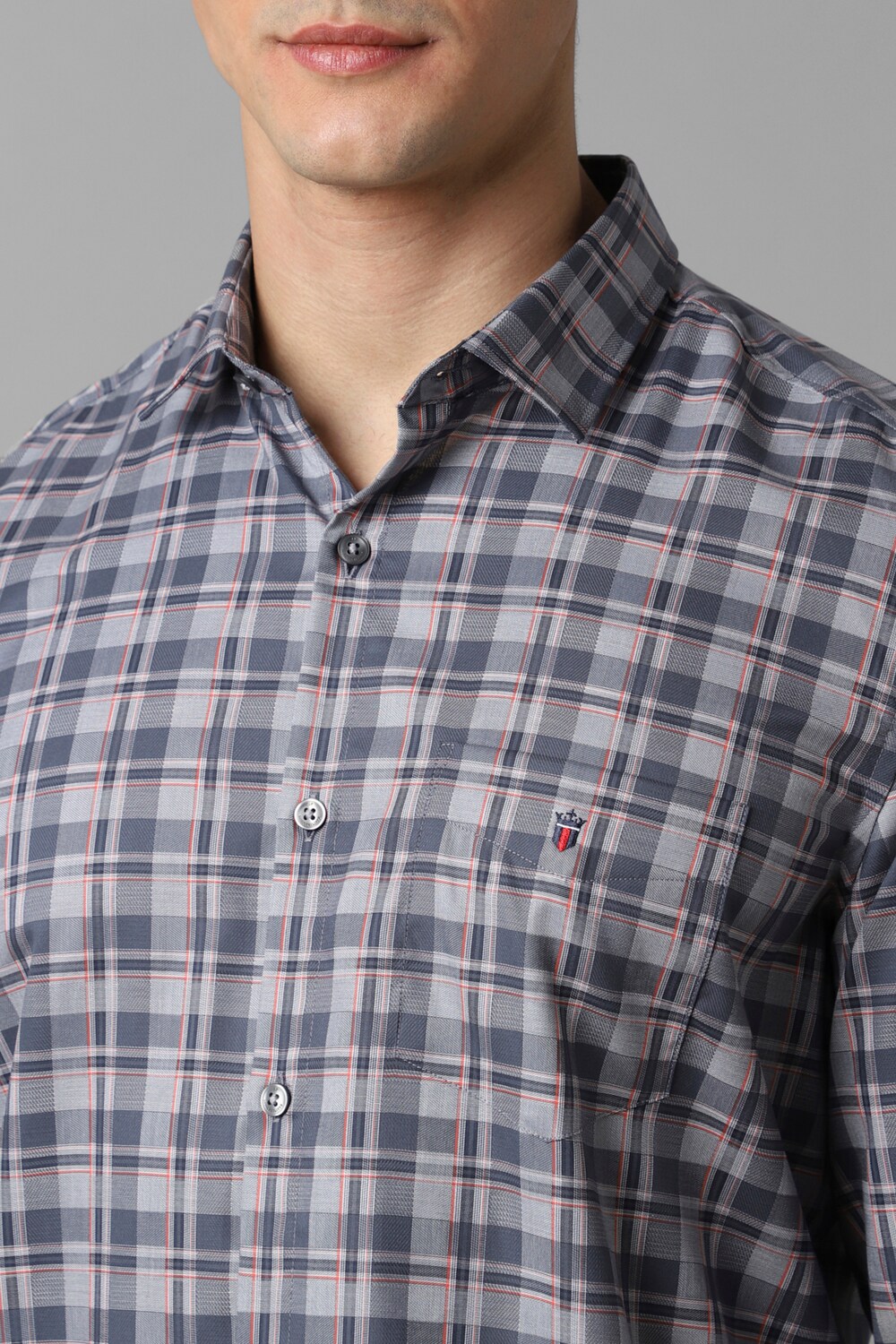 10829-men-grey-slim-fit-check-full-sleeves-casual-shirt-grey-1.jpg