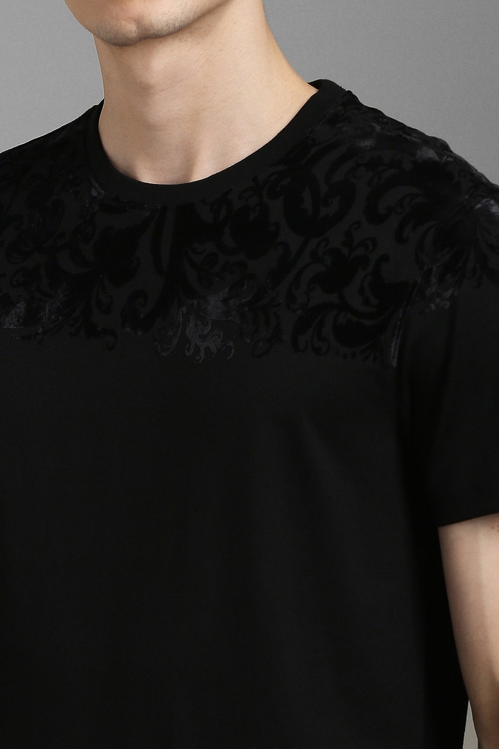 15846-men-black-textured-crew-neck-t-shirt-black-1.jpg
