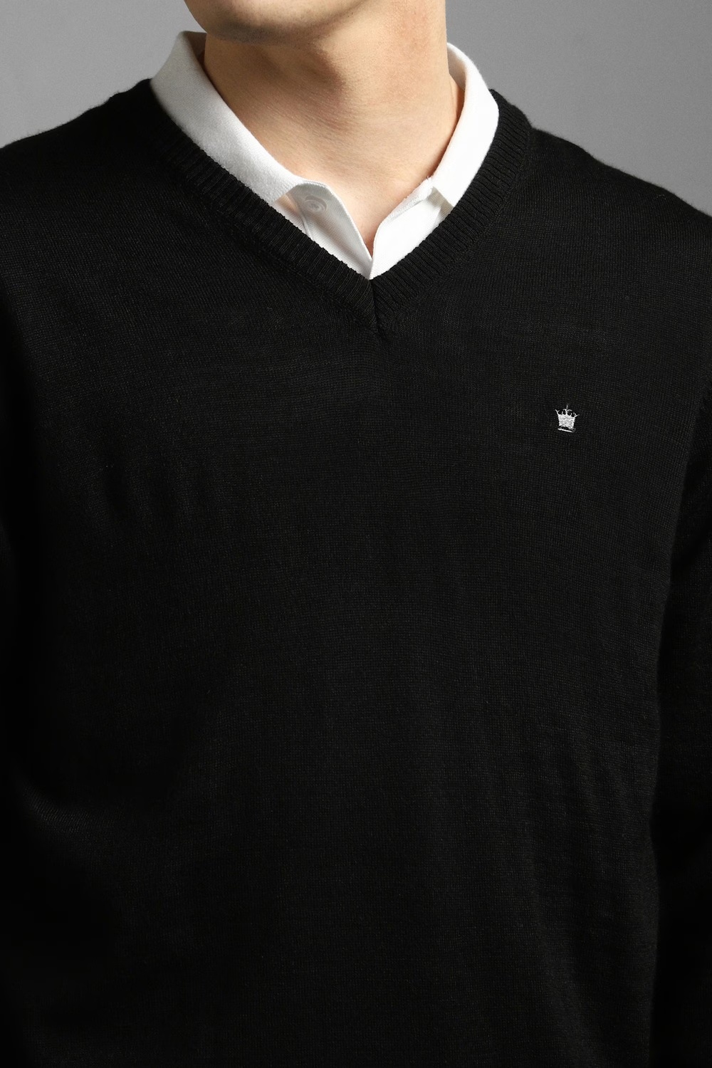 15869-men-black-solid-v-neck-full-sleeves-sweater-black-1.jpg