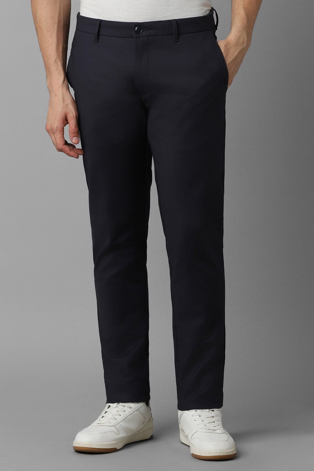 Men Black Slim Fit Solid Flat Front Casual Trousers-Black