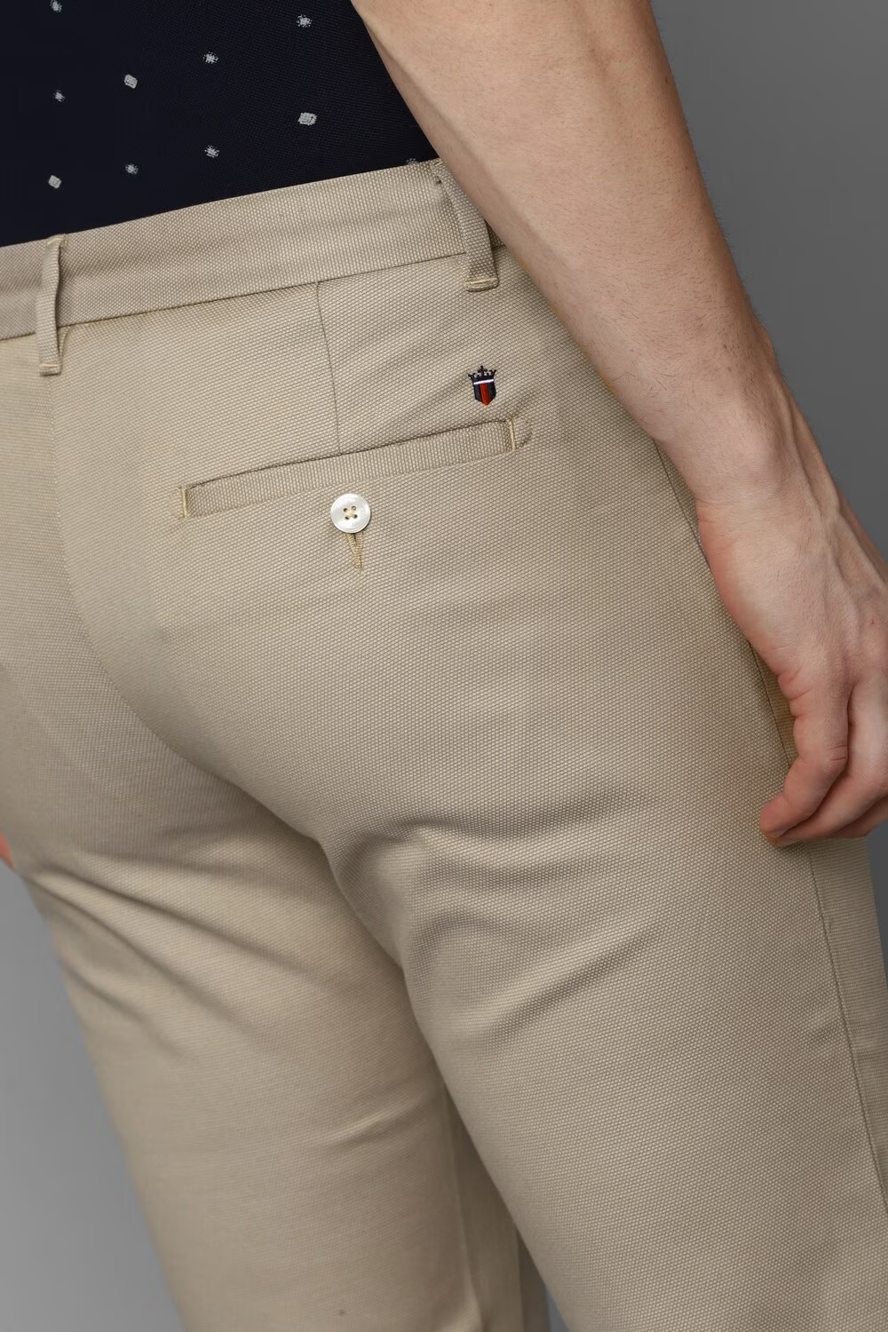 21341-men-beige-slim-tapered-fit-solid-flat-front-casual-trousers-beige-1.jpg