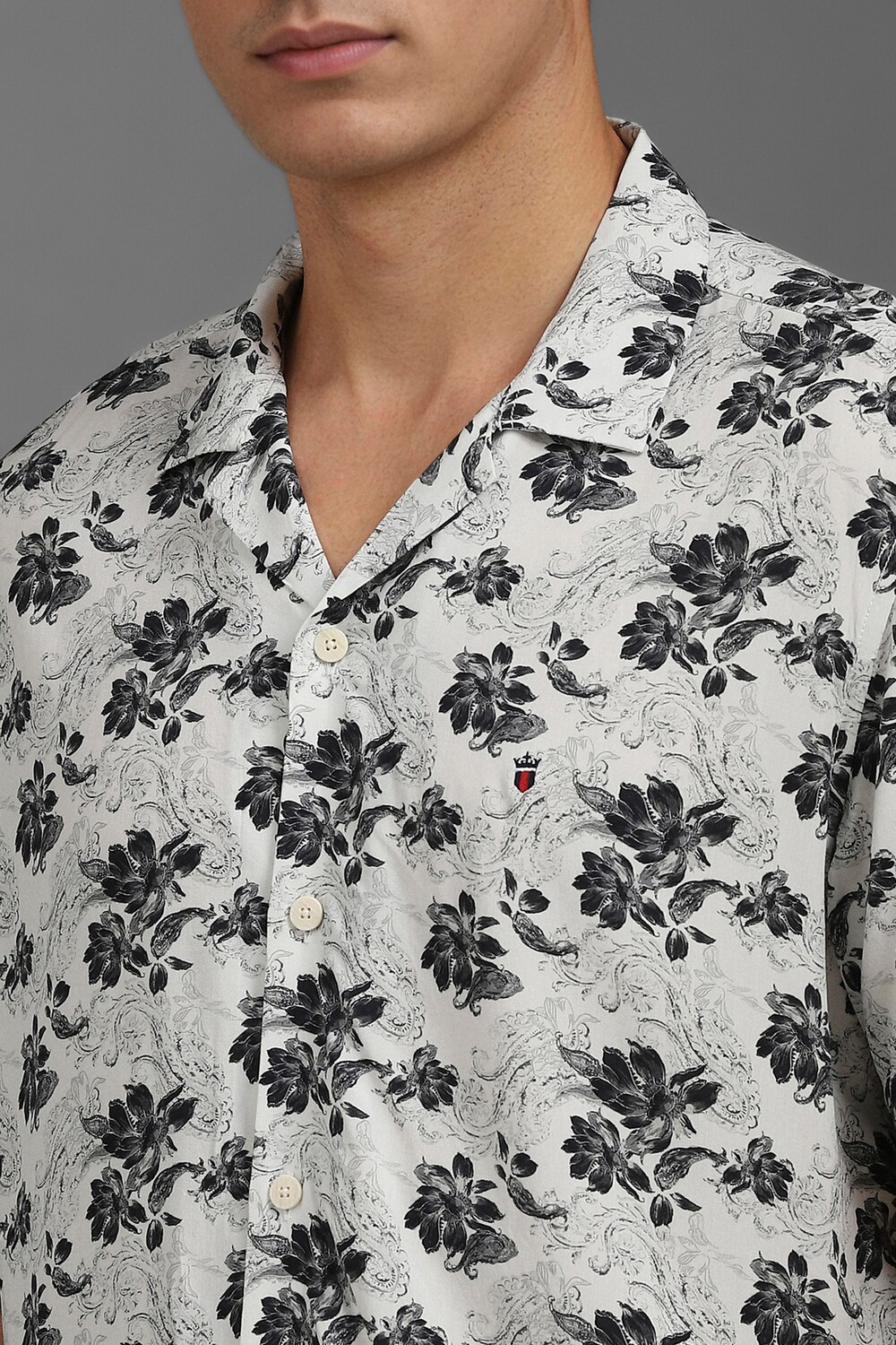 2476-men-grey-slim-fit-print-half-sleeves-casual-shirt-grey-1.jpg