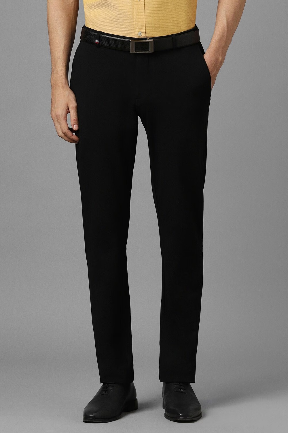 Men Black Slim Fit Solid Flat Front Casual Trousers-Black