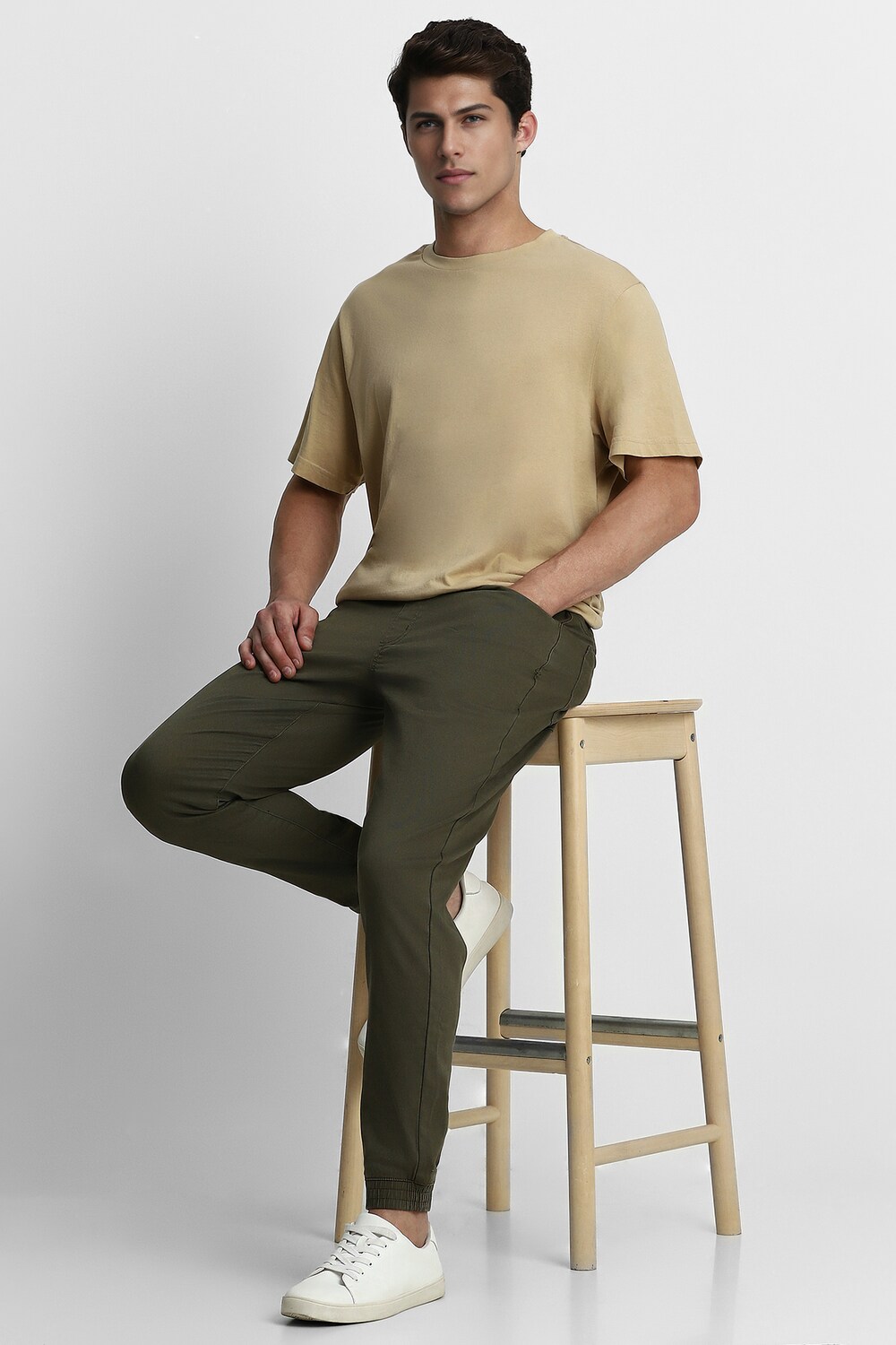 Men Green Solid Casual Jogger Pants-Green