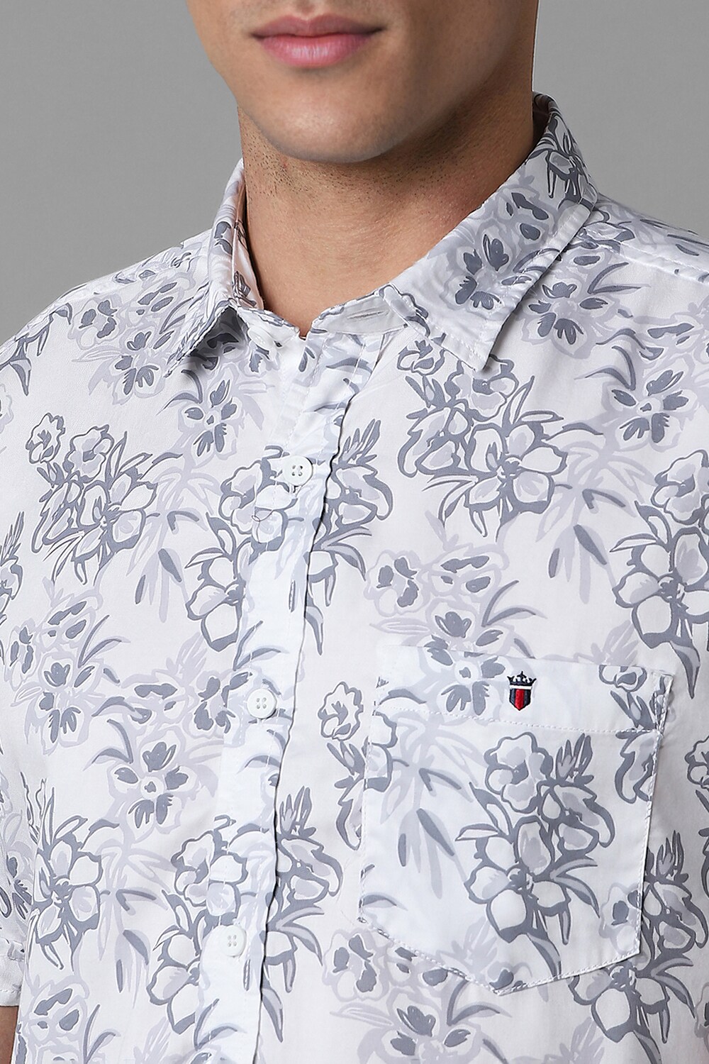 32724-men-white-slim-fit-print-half-sleeves-casual-shirt-white-1.jpg