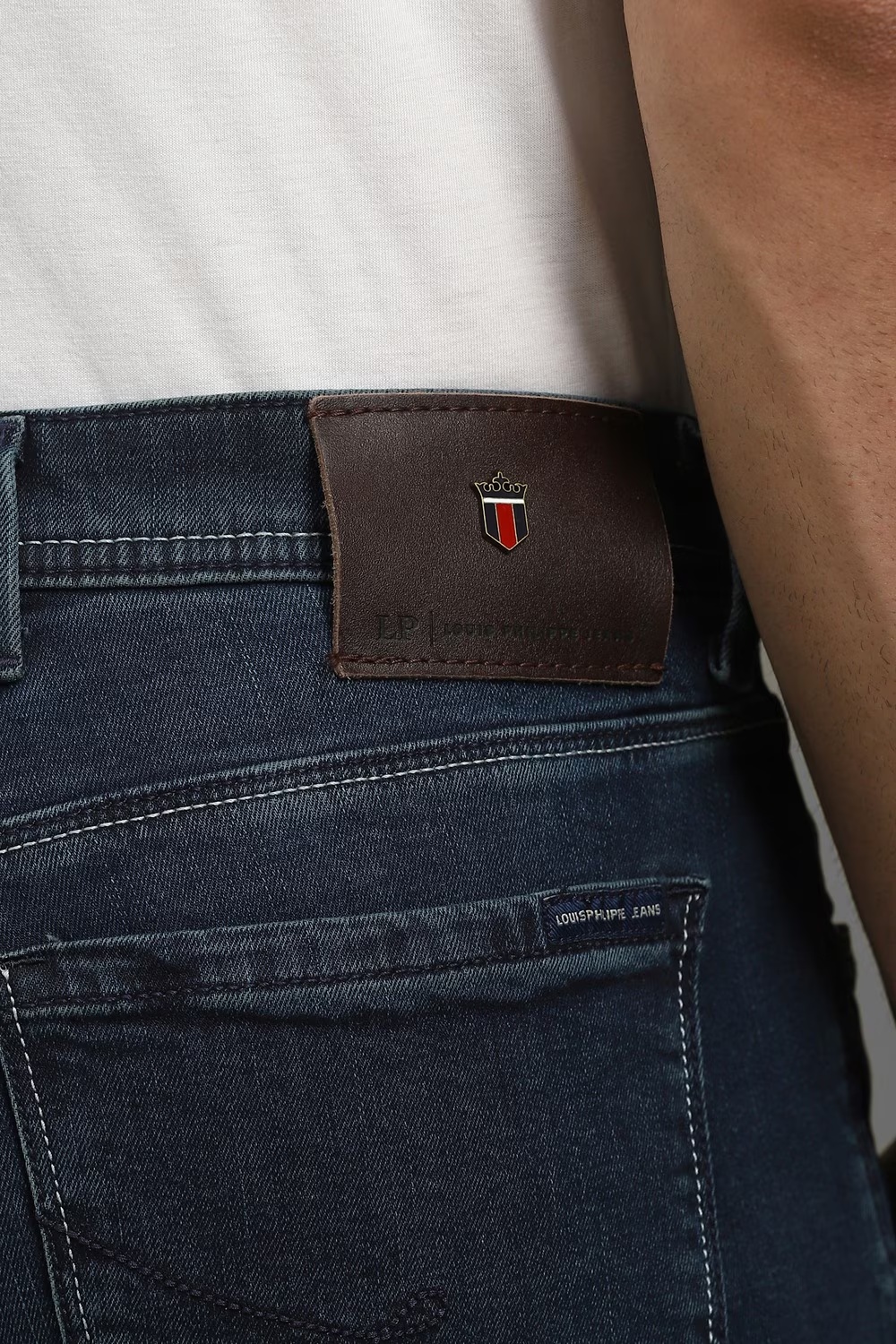 47546-men-navy-light-slim-tapered-fit-jeans-navy-1.jpg