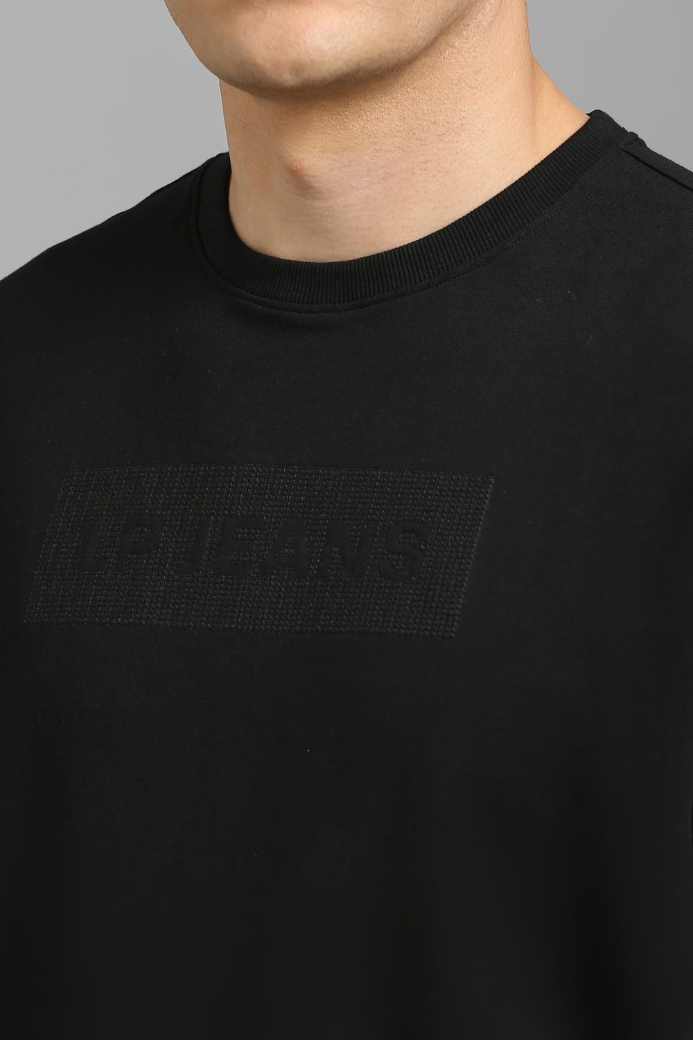 52108-men-black-textured-crew-neck-t-shirt-black-1.jpg