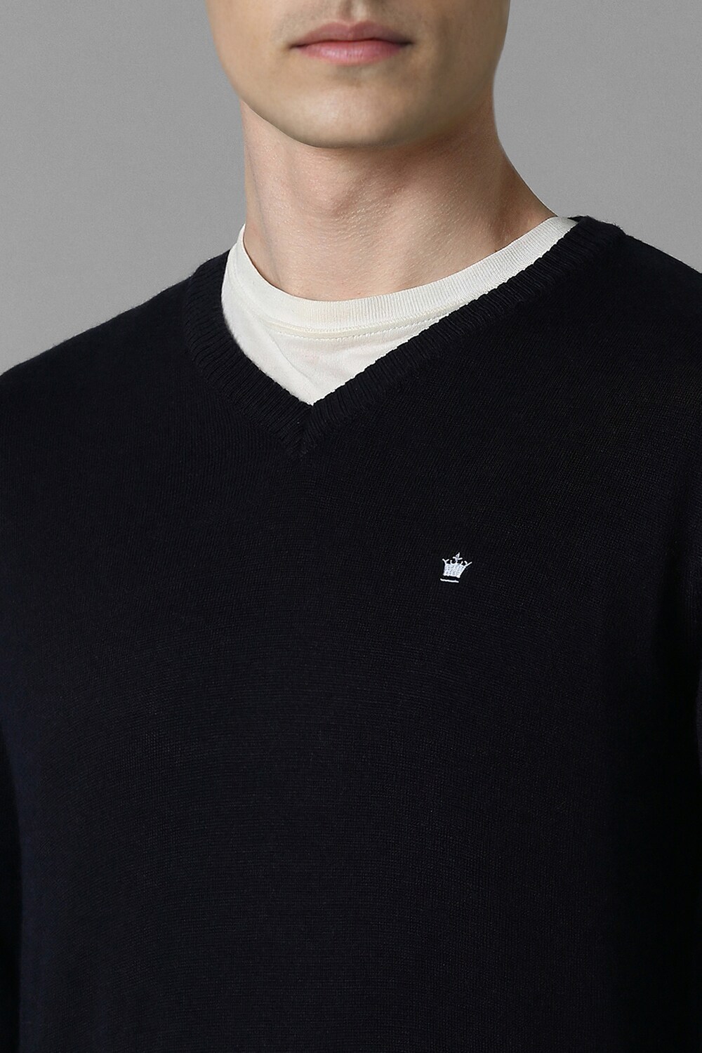 52607-men-navy-solid-v-neck-full-sleeves-sweater-navy-1.jpg