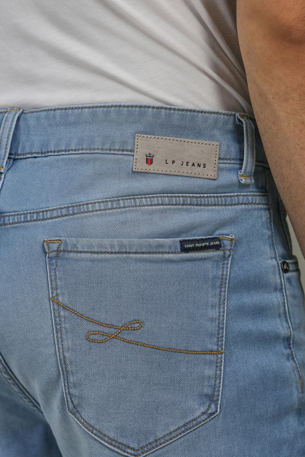 57549-men-blue-light-slim-fit-jeans-blue-1.jpg