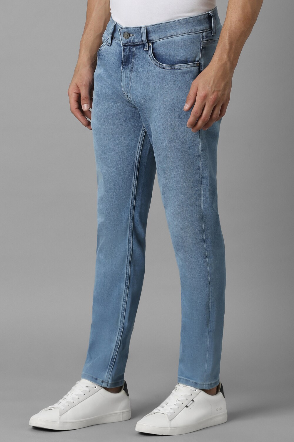 59569-men-blue-light-slim-tapered-fit-jeans-blue-1.jpg