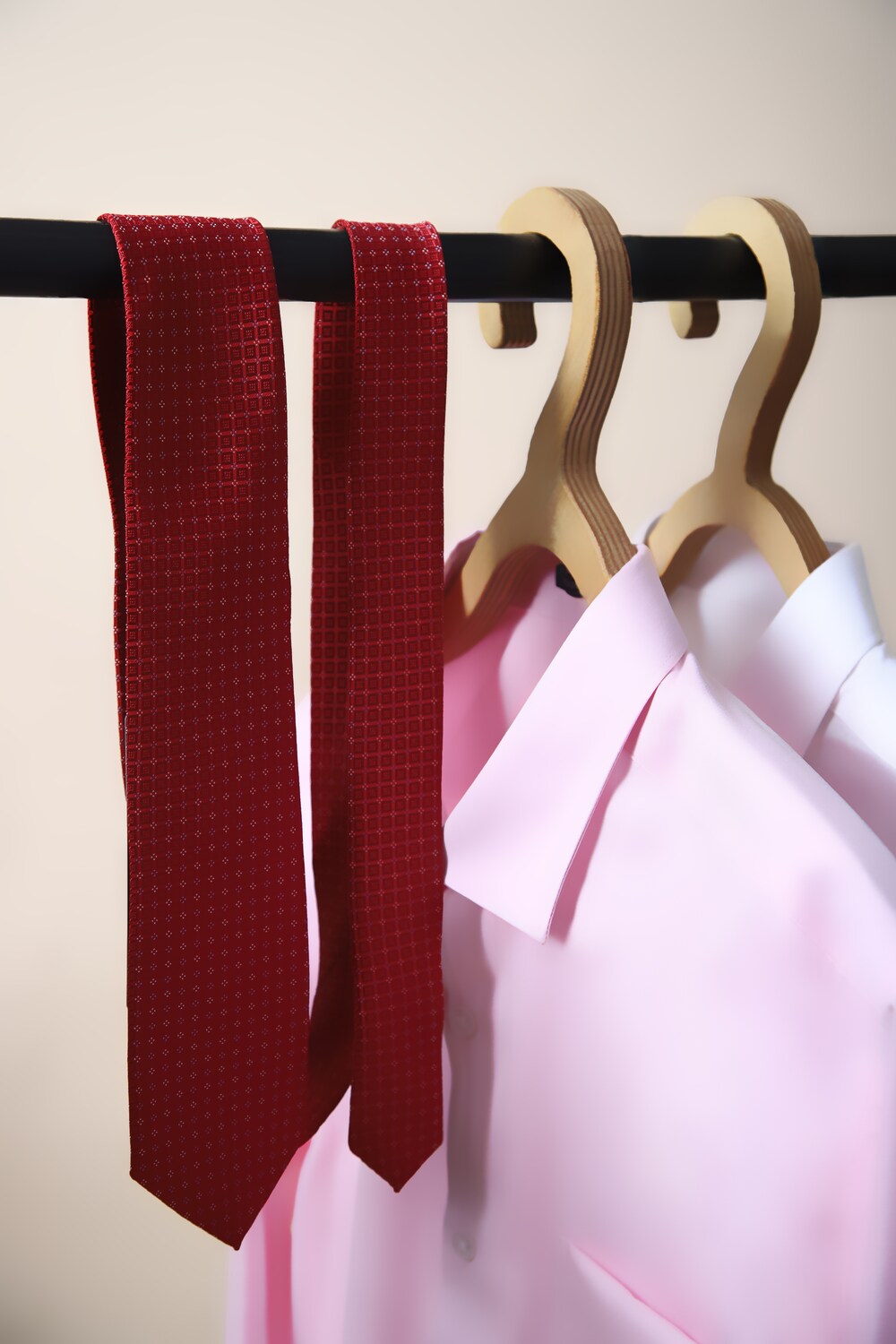 Men Red Embroidered Tie-Red