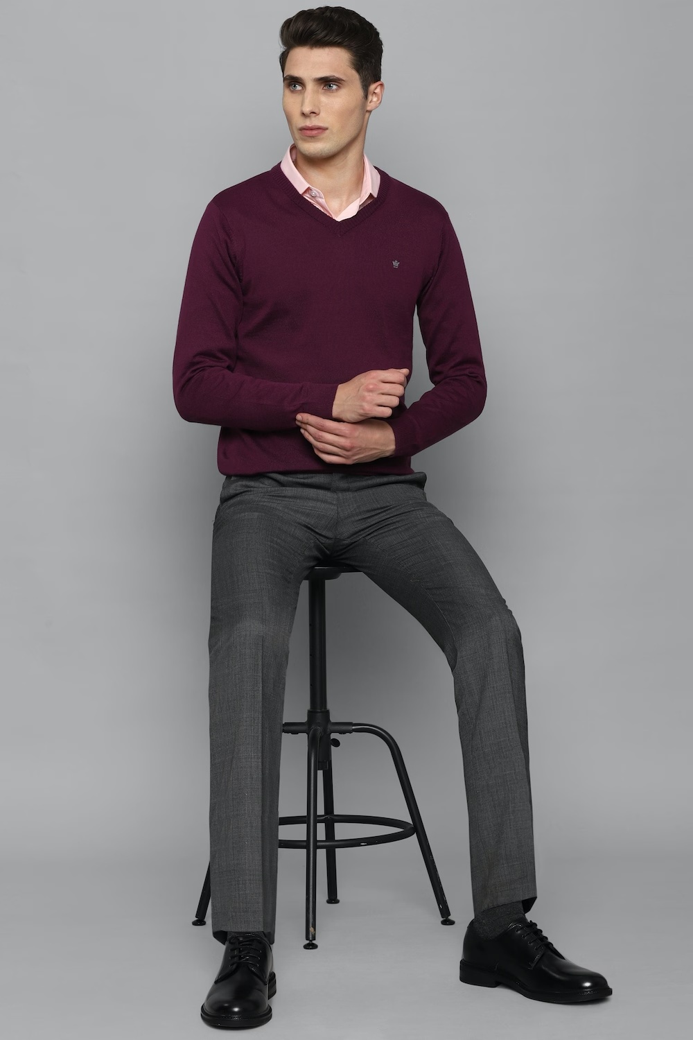 67307-men-purple-solid-v-neck-full-sleeves-sweater-purple-1.jpg