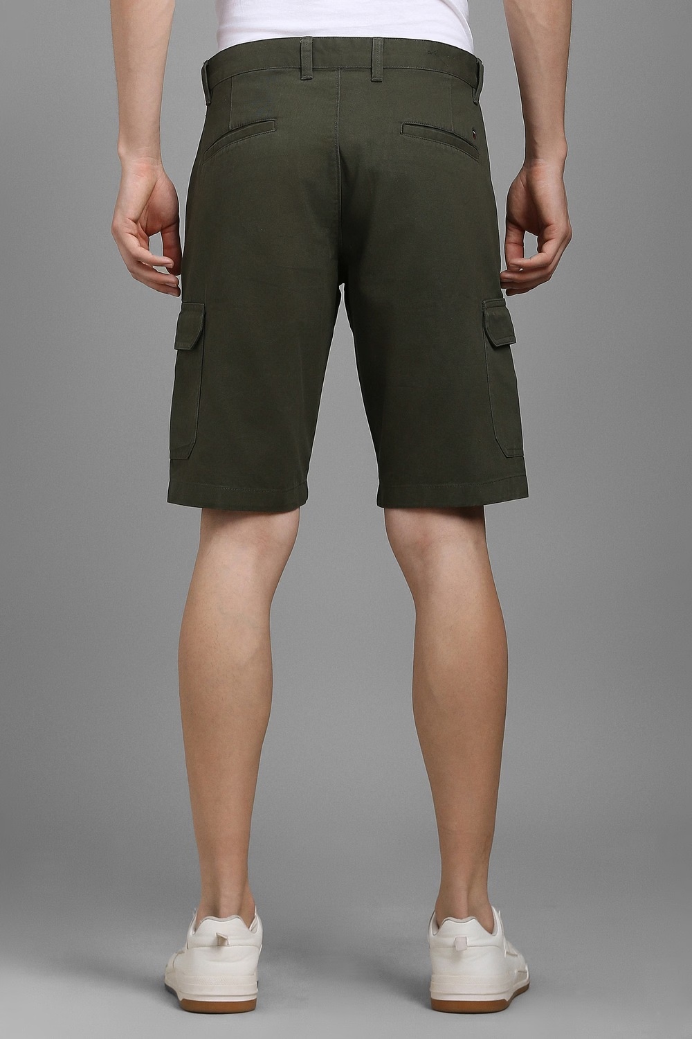 67826-men-green-solid-shorts-green-1.jpg