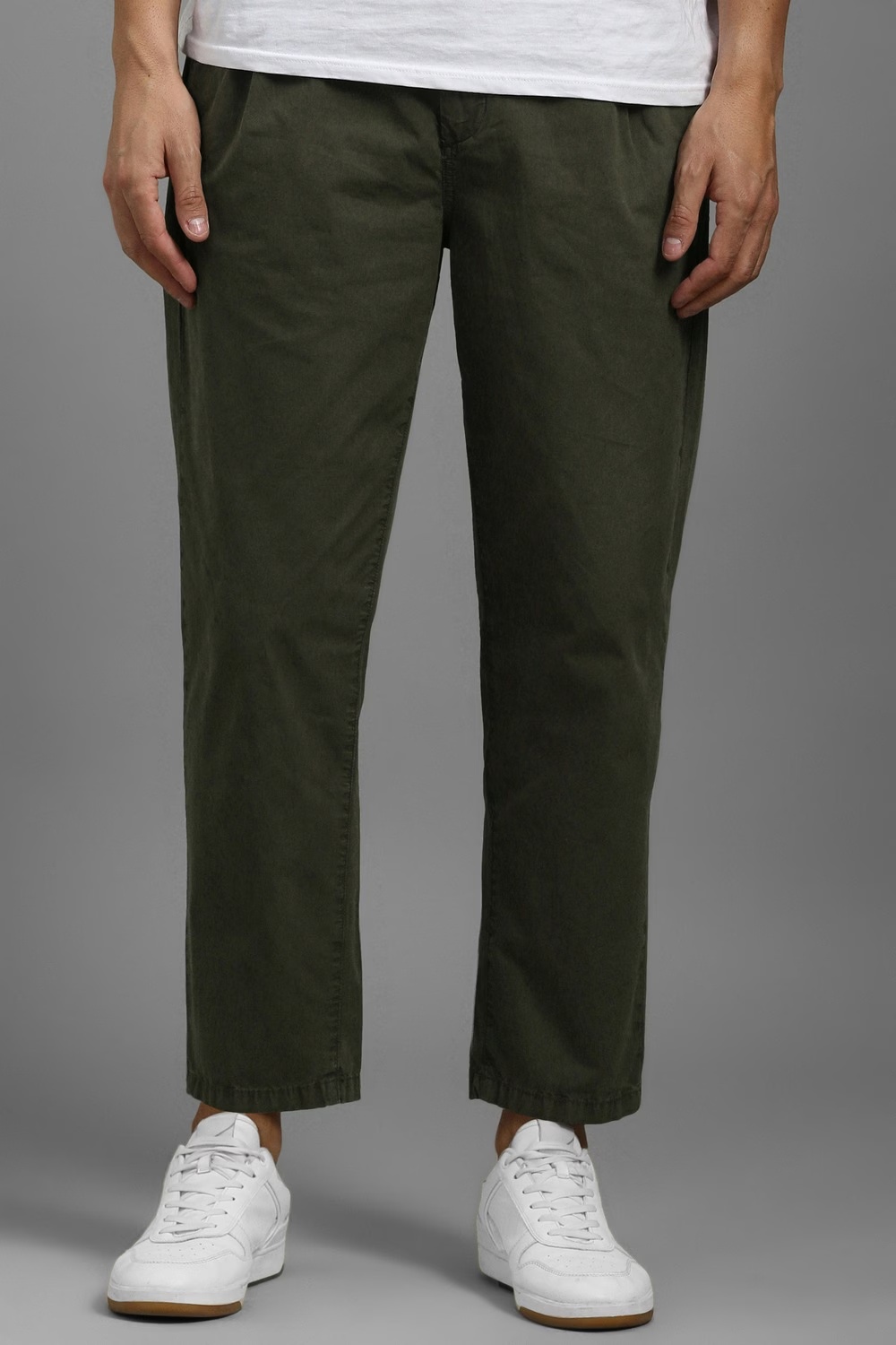 Men Green Contemporary Fit Solid Pleated Casual Trousers-Green